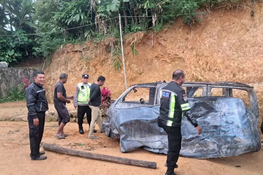 Diduga Korsleting,  Mobil Suzuki Futura di Pacitan Ludes Dilalap Api