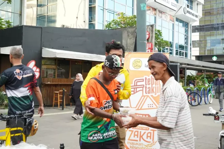 Gowes Sambil Berbagi: Komunitas Pesepeda dan Lazismu Bagikan Takjil kepada Ojol