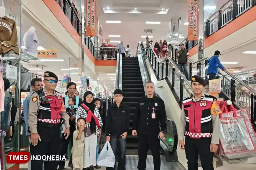 Ketika Warga Berburu Kebutuhan Lebaran, Polres Majalengka Menjaga dari Balik Keramaian Toserba