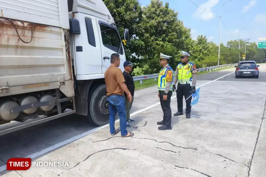 Arus Mudik Lebaran: Polisi Keluarkan Truk Sumbu 3 di Tol Cipali Majalengka