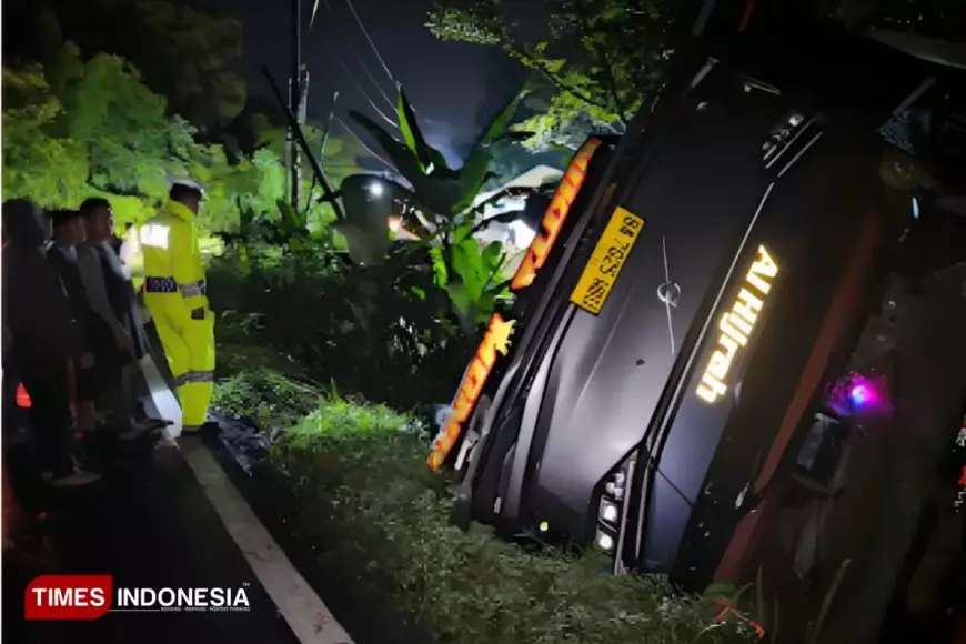 Bus PO Anugerah Mengalami Laka Masuk Jurang, Warga Lahat Gerak Cepat Telepon 110