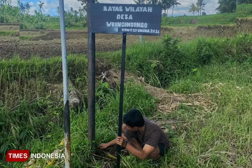 Mahasiswa KSM-T UNISMA Kelompok 29 Membuat Plang Pembatas Desa Wringinsongo
