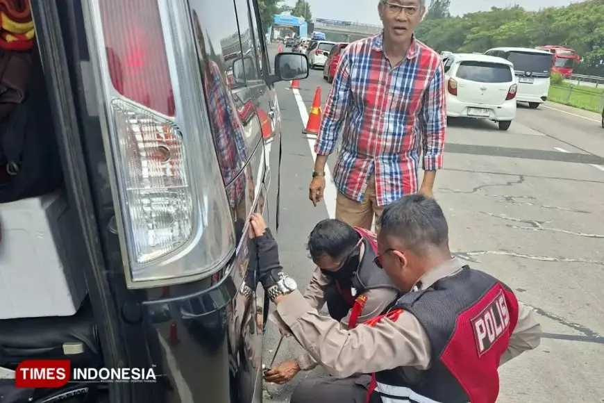 Ban Pemudik Pecah di Tol Cipali, Polres Majalengka Sigap Membantu di Tengah Arus Mudik
