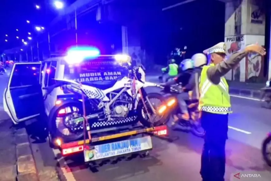 Satlantas Polres Jakarta Timur Sterilisasi Jalur Mudik dari Ranjau Paku