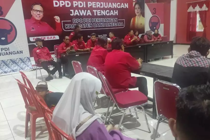 DPC PDI Perjuangan Banjarnegara Bagikan Bingkisan Jelang Lebaran 2026