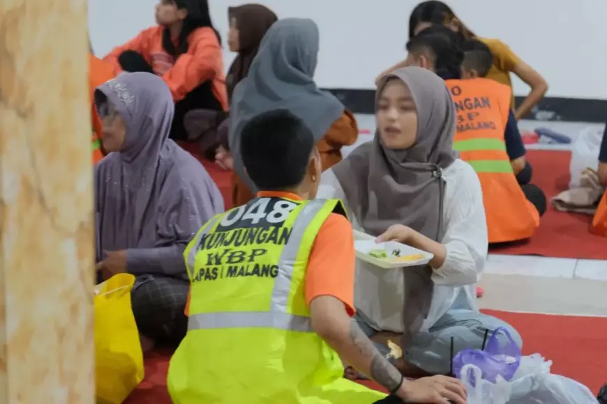 Buka Puasa Penuh Haru di Balik Jeruji, Warga Binaan Lapas Malang Lepas Rindu dengan Keluarga