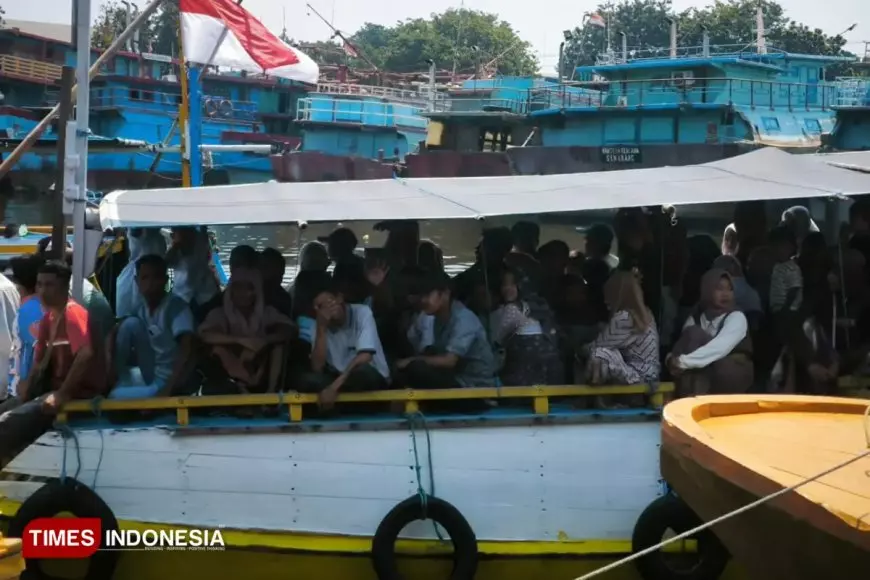 Ribuan Warga Gili Ketapang Padati Kota Probolinggo, Gelar Tradisi Toron Petolekoran
