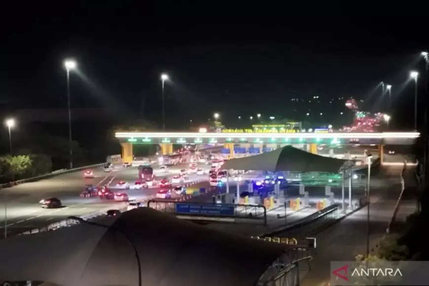 Volume Kendaraan Mudik di GT Cikampek Utama Meroket Saat Puncak Gelombang Kedua