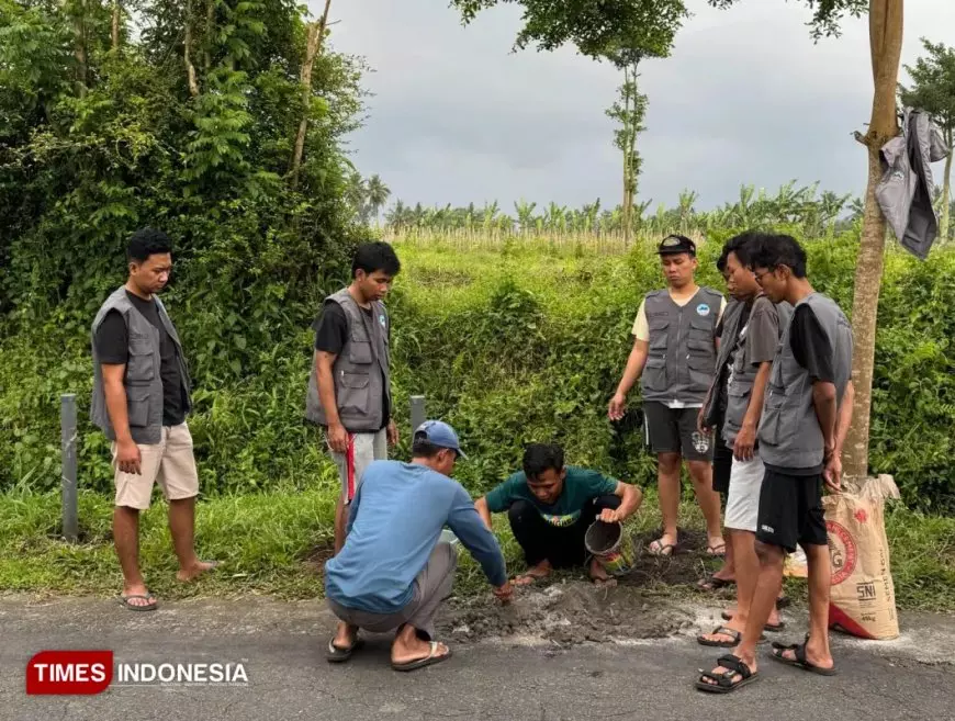 Mahasiswa KSM-T UNISMA Pasang Reflektor Jalan untuk Meningkatkan Keselamatan Transportasi