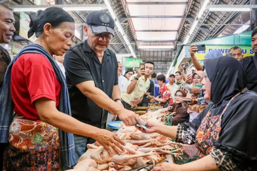 Sidak Pasar Gede Solo, Gubernur Ahmad Luthfi Borong Dagangan dan Pastikan Harga Stabil