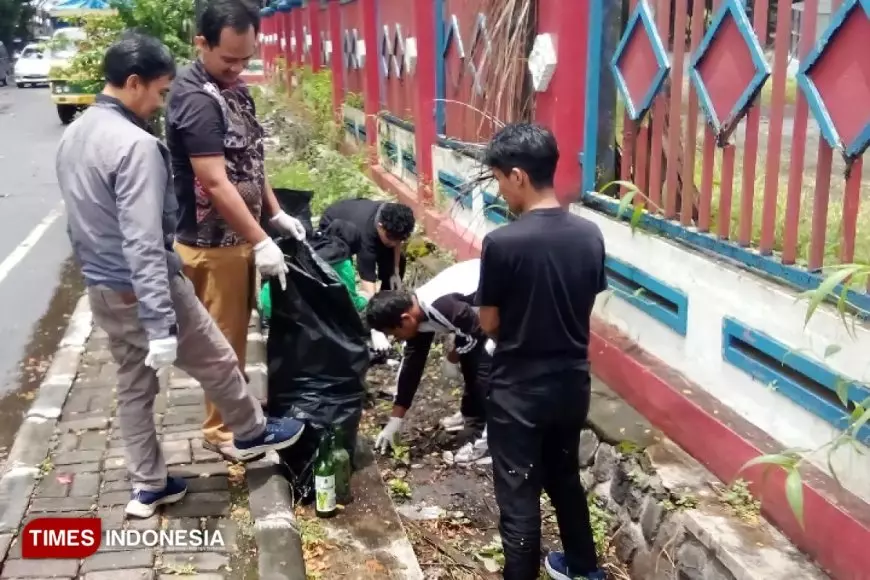 Jelang Lebaran, Relawan Aksi Pulih Bersihkan Sampah dalam Parit Area Stadion Kanjuruhan
