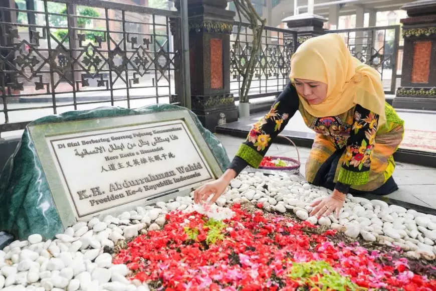 Jelang Lebaran, Gubernur Khofifah Ziarah ke Makam Gus Dur dan Sowan Ulama