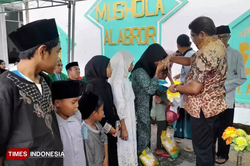 Bupati Sumba Timur Serahkan Santunan Bagi 199 Anak Yatim di Yayasan Al-Abror
