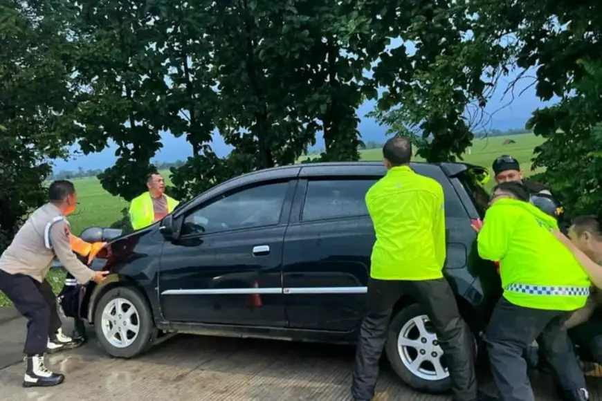 Mobil Pemudik Terjeblos di Rest Area KM 164 Tol Cipali Berhasil Dievakuasi